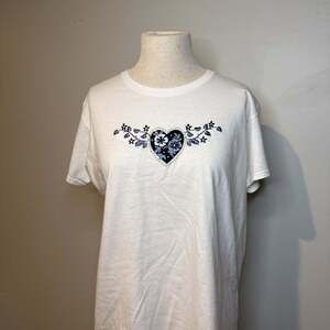 Vintage 90s Morning Sun Women's‎ Floral Heart Embroidered T-Shirt